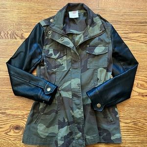 Camo jacket w/ leather sleeves - perfect for fall & spring and so stylish! Sz 7